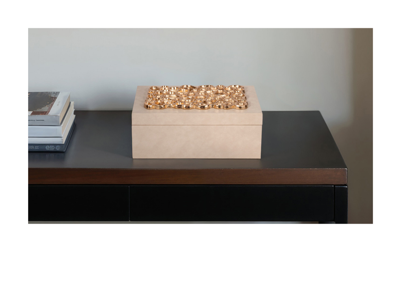 Caja Rectangular Vinipiel Beige con Detalle Dorado en Tapa