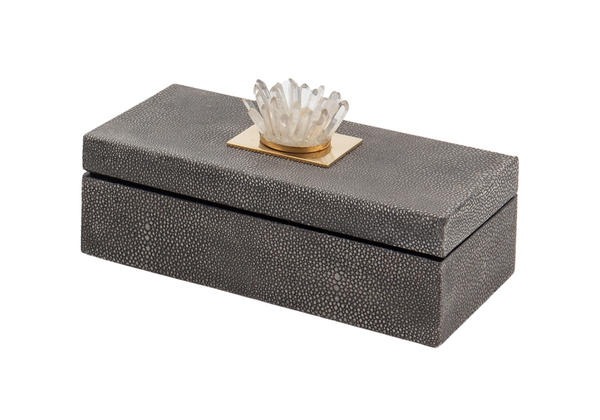 Caja rectangular de vinipiel gris con detalle dorado y cuarzo transparente.